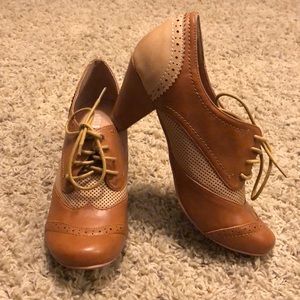 Chelsea Crew Tan Oxford Pumps